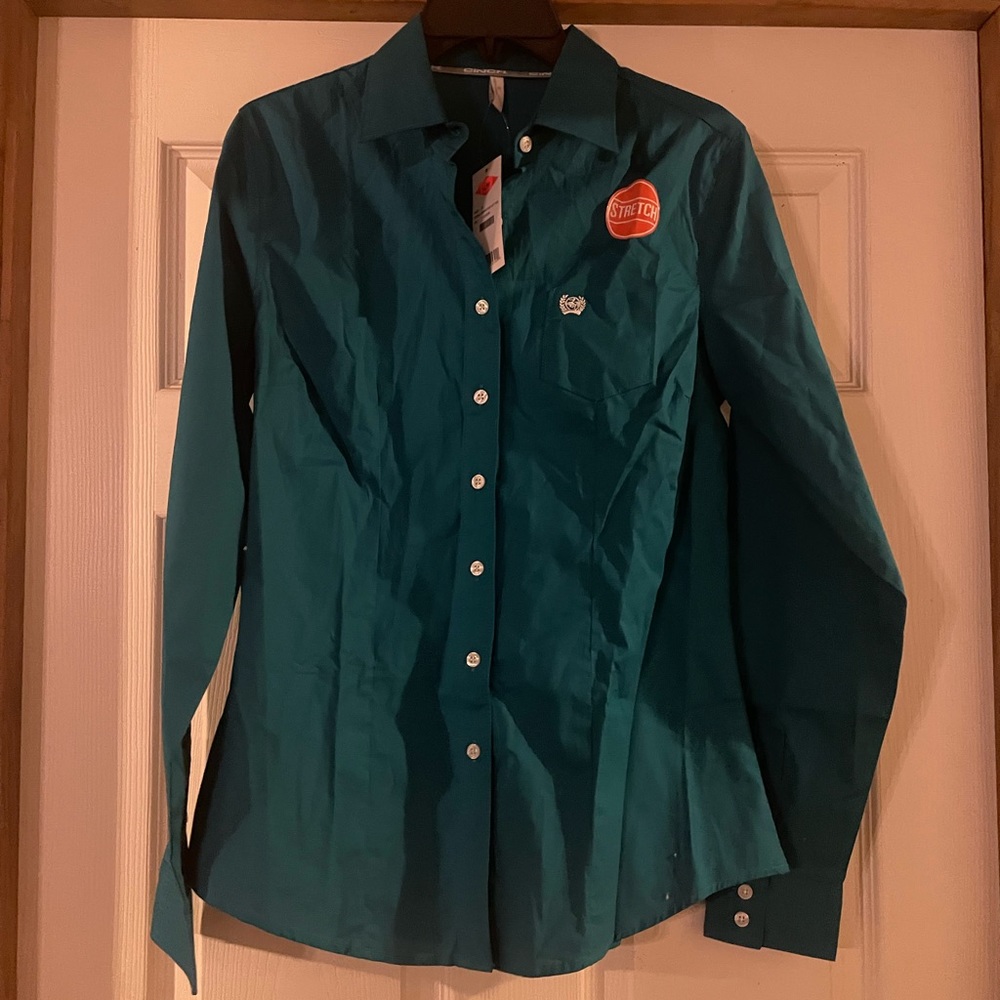 This button down cinch shirt is breathable and perfect for rodeos!